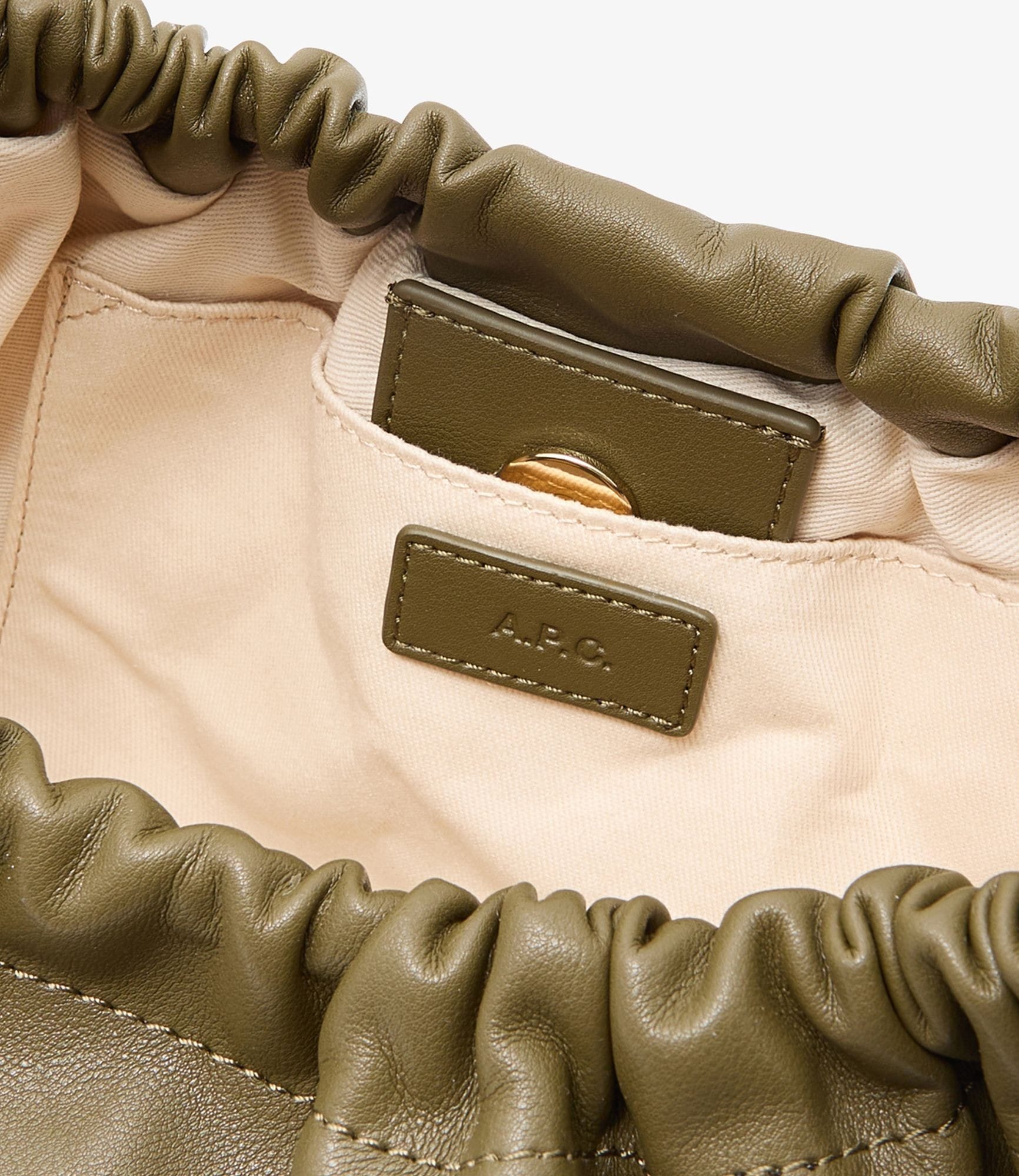 ミリタリーカーキ