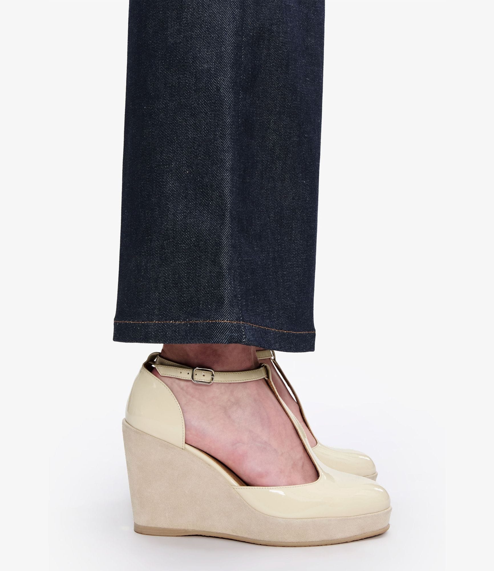 ペールイエロー