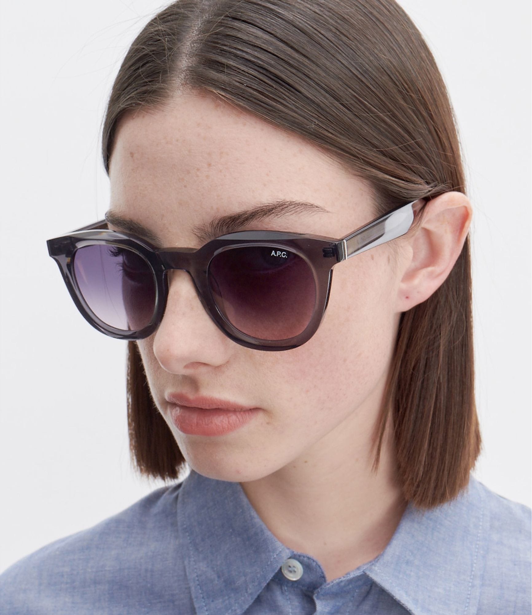 チャコールグレー